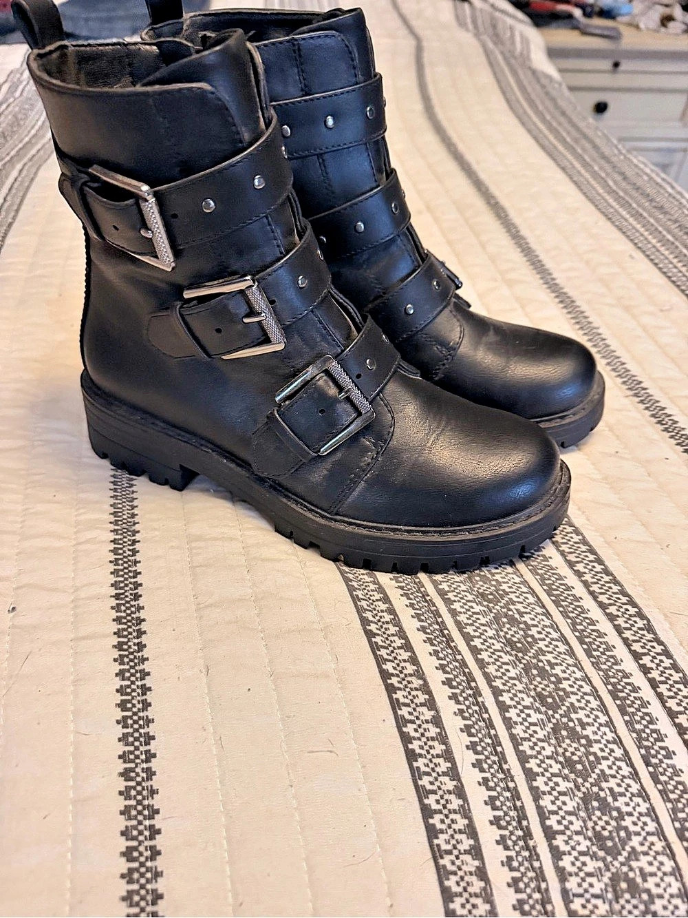 SO combat boots Black US 6 worn one in yard